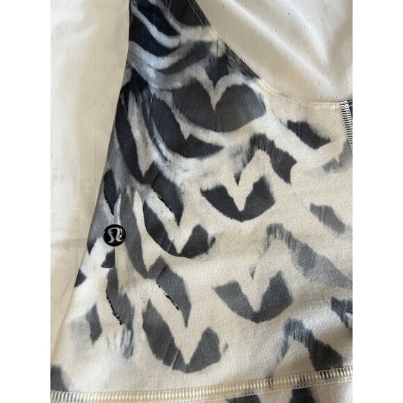 Lululemon Dance to Yoga Tank Top Pretty Plume Angel Wing Gray Size 2 - Picture 10 of 10